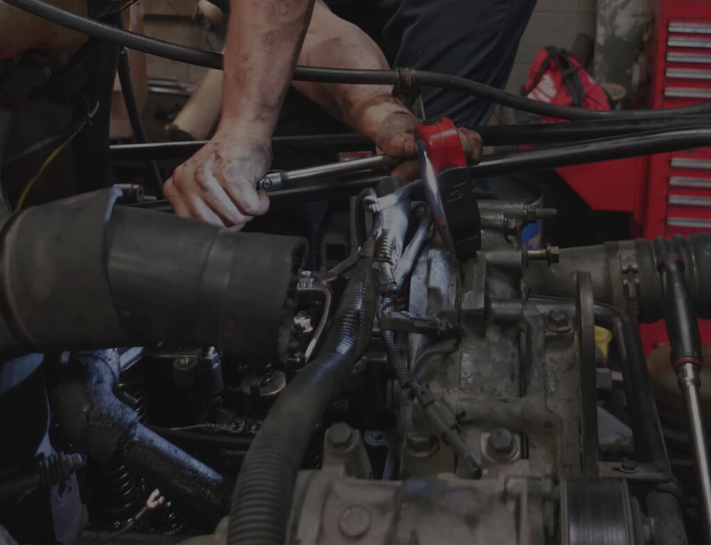 Mécanicien effectuant maintenance sur un moteur diesel